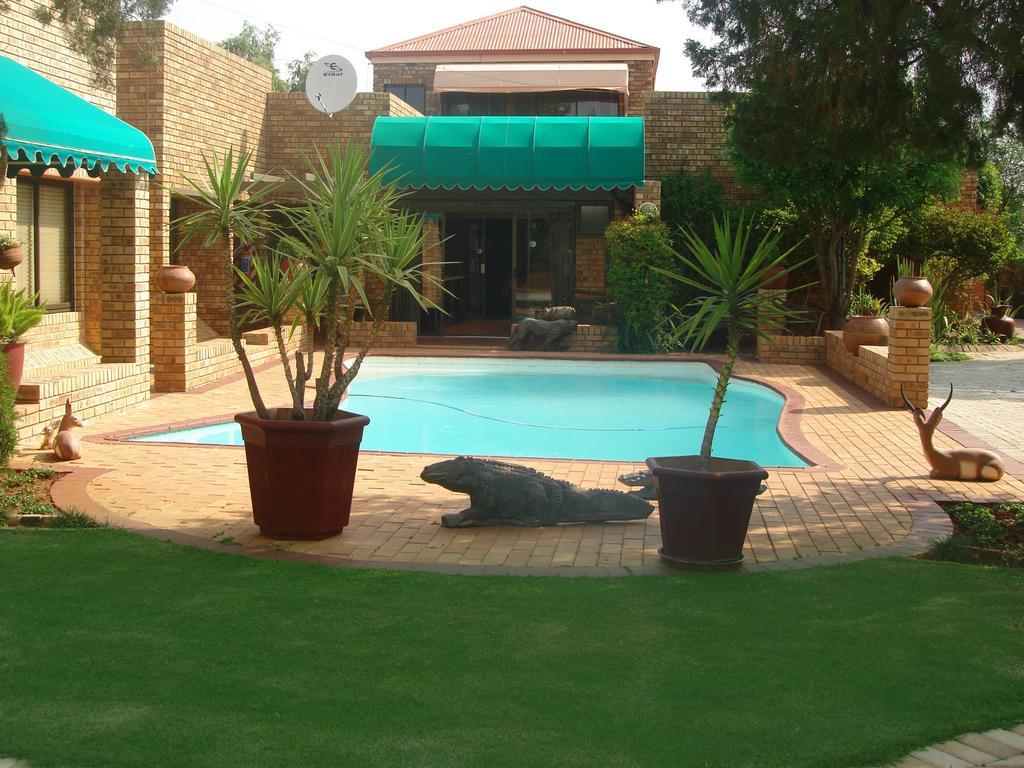 Boga Legaba Guest House & Conference Centre Mafikeng Ngoại thất bức ảnh