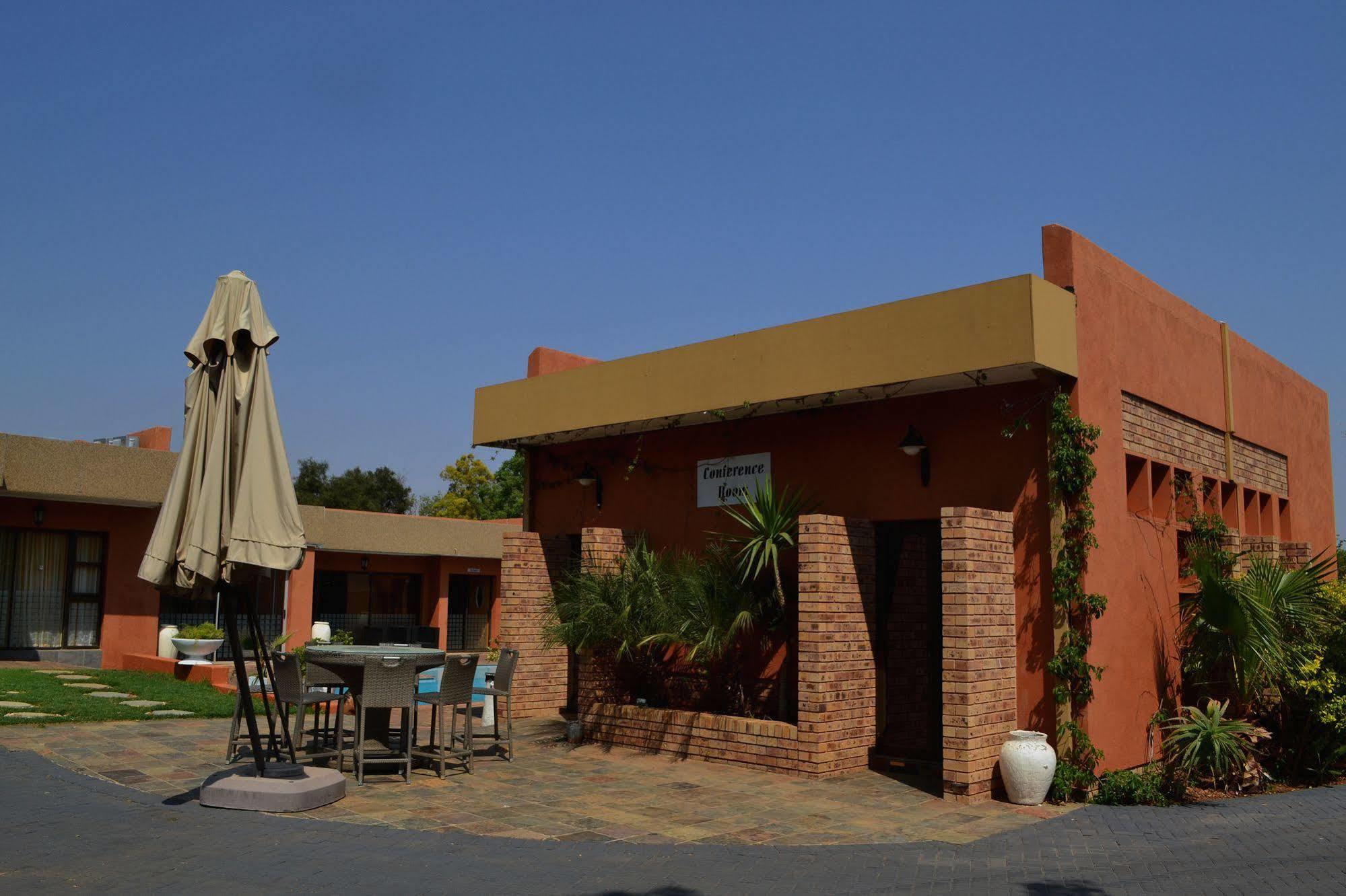 Boga Legaba Guest House & Conference Centre Mafikeng Ngoại thất bức ảnh