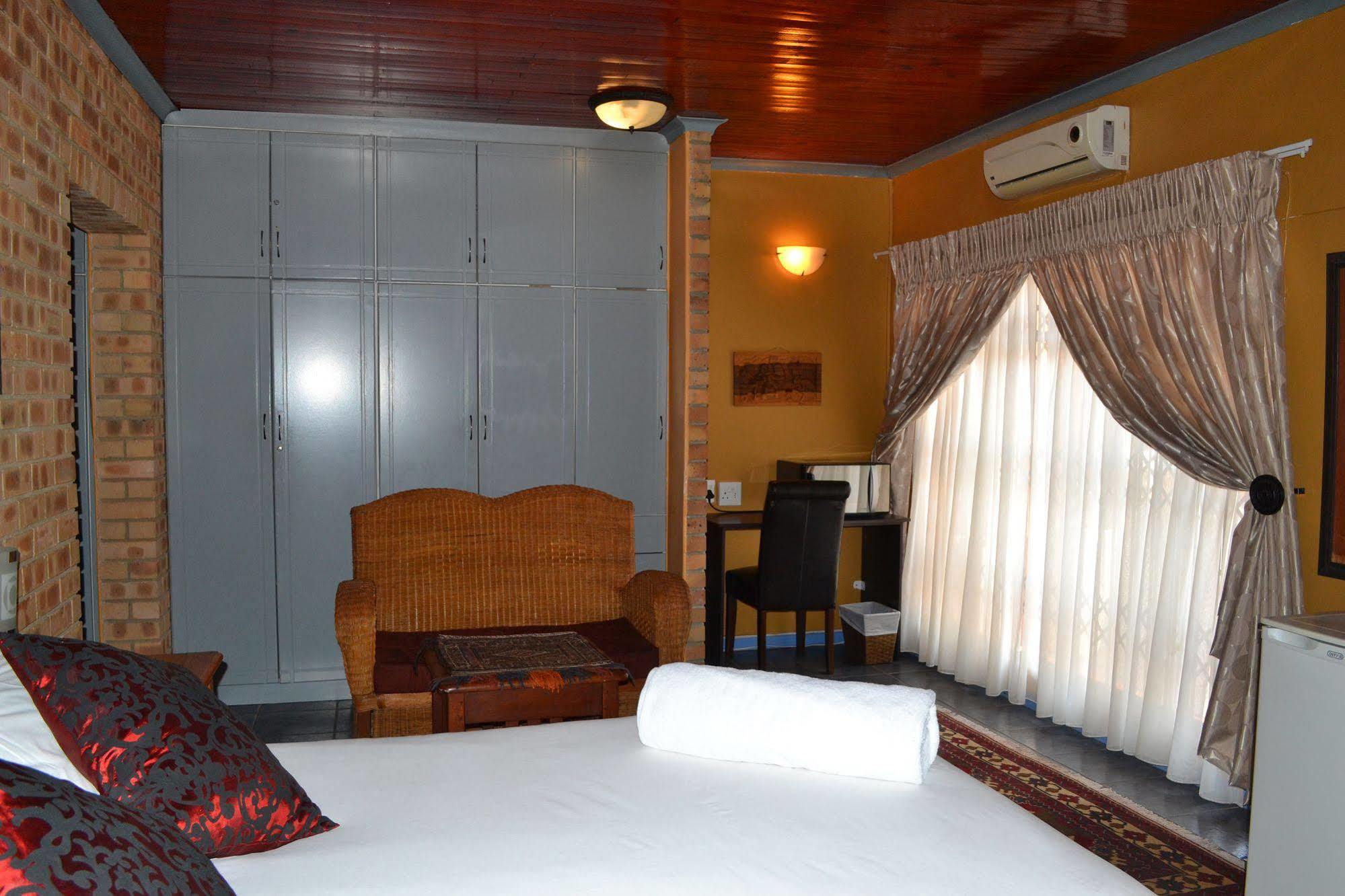 Boga Legaba Guest House & Conference Centre Mafikeng Ngoại thất bức ảnh