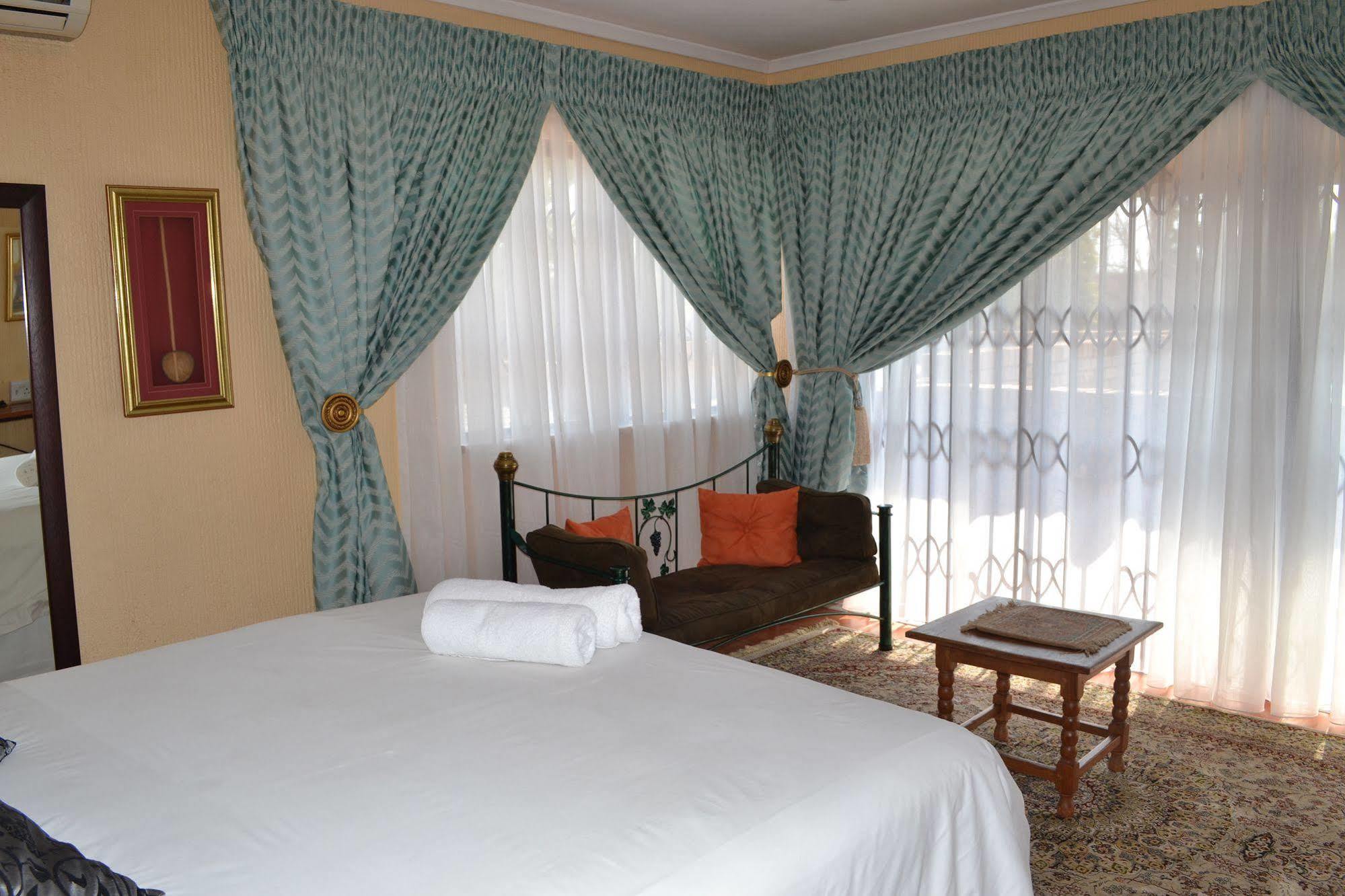 Boga Legaba Guest House & Conference Centre Mafikeng Ngoại thất bức ảnh