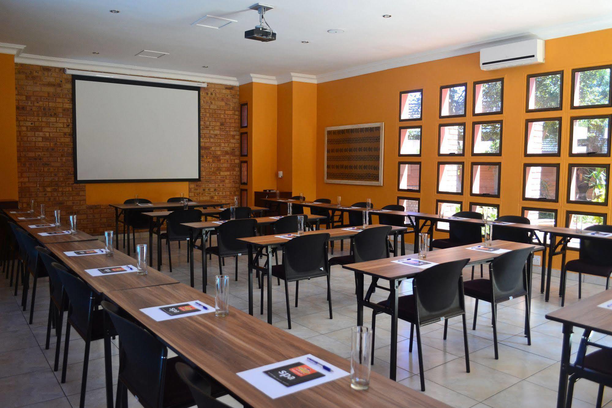Boga Legaba Guest House & Conference Centre Mafikeng Ngoại thất bức ảnh